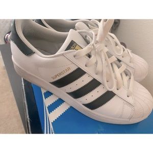 Adidas Superstarys youth size 7y